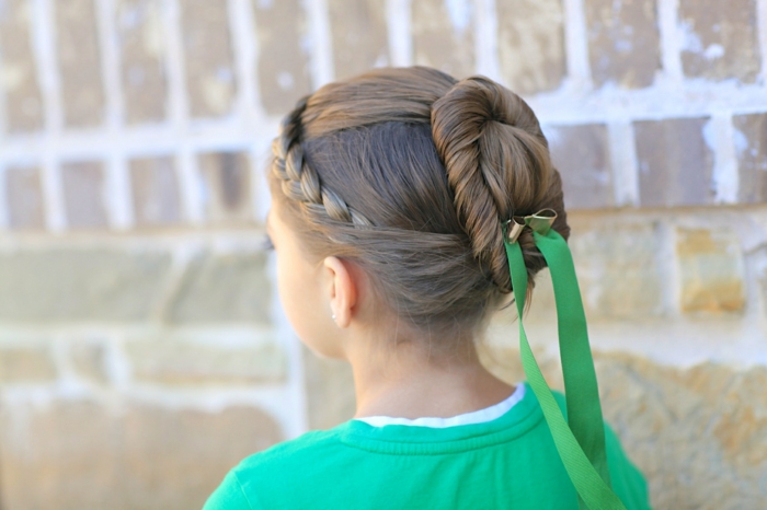 leichte Frisuren - ein Mädchen mit einer festlichen Frisur, grüne Schleife als Dekoration