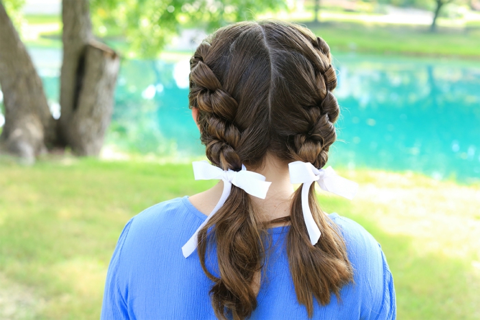 leichte Frisur - eine vintage Frisur für kleine Mädchen - zwei Zöpfe mit weißem Band