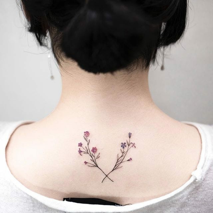 zwei kleine Blumen, eine in rosa Farbe, ein in blauer Farbe -Tattooo Frauen Motive