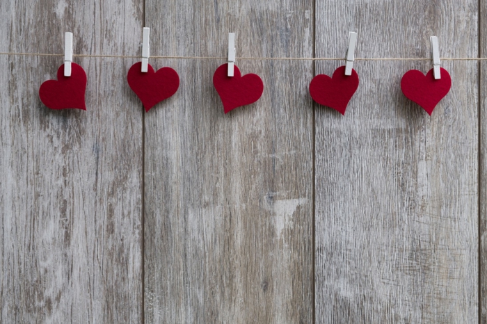 fünf Wäscheklammer tragen fünf Herzchen, Dekoration zum Valentinstag