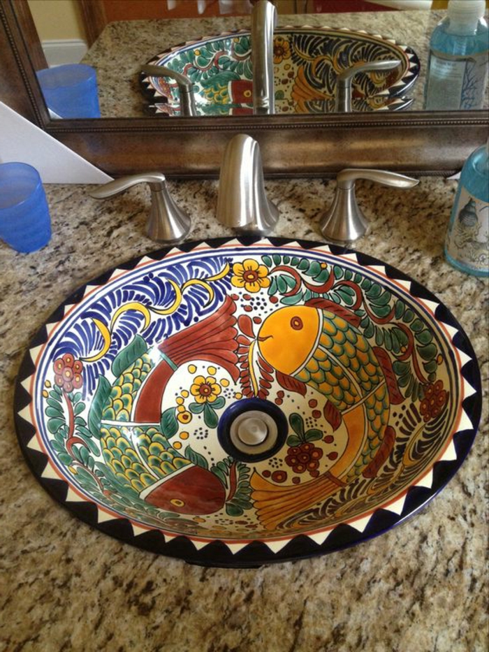 Wasserhahn montiert auf dem Marmor-Waschtisch, Waschtisch aus Marmor in Naturfarben, runder Trog aus gemalter Keramik