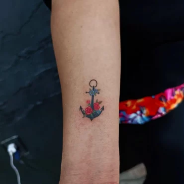 kleines anker tattoo mit blumen 99estudi0