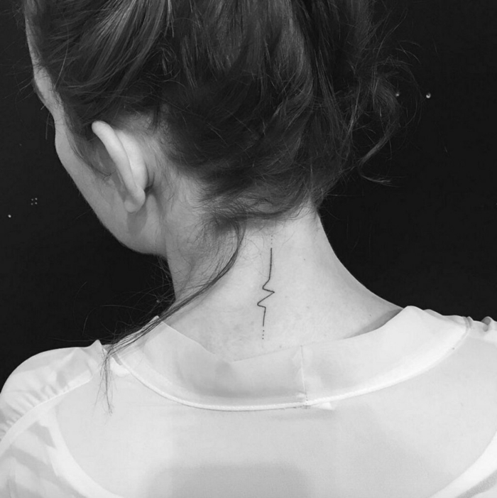 die Linie eines Herzens an Haut tätowiert minimalistisches Tattoo Nacken 
