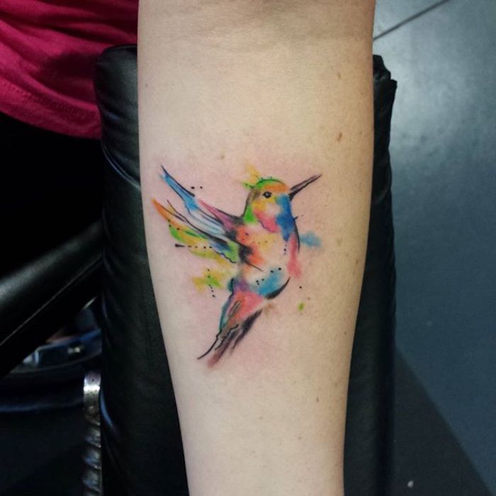 kolibri bedeutung, farbige tätowierung am unterarm, wasserfarben
