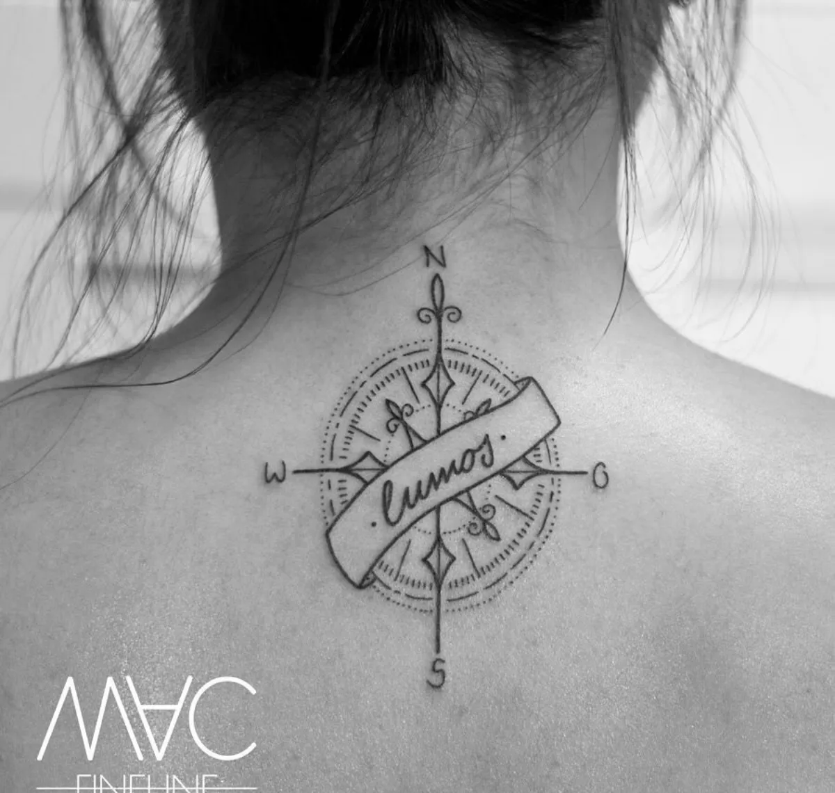 kompass tattoo am rücken feminines motiv