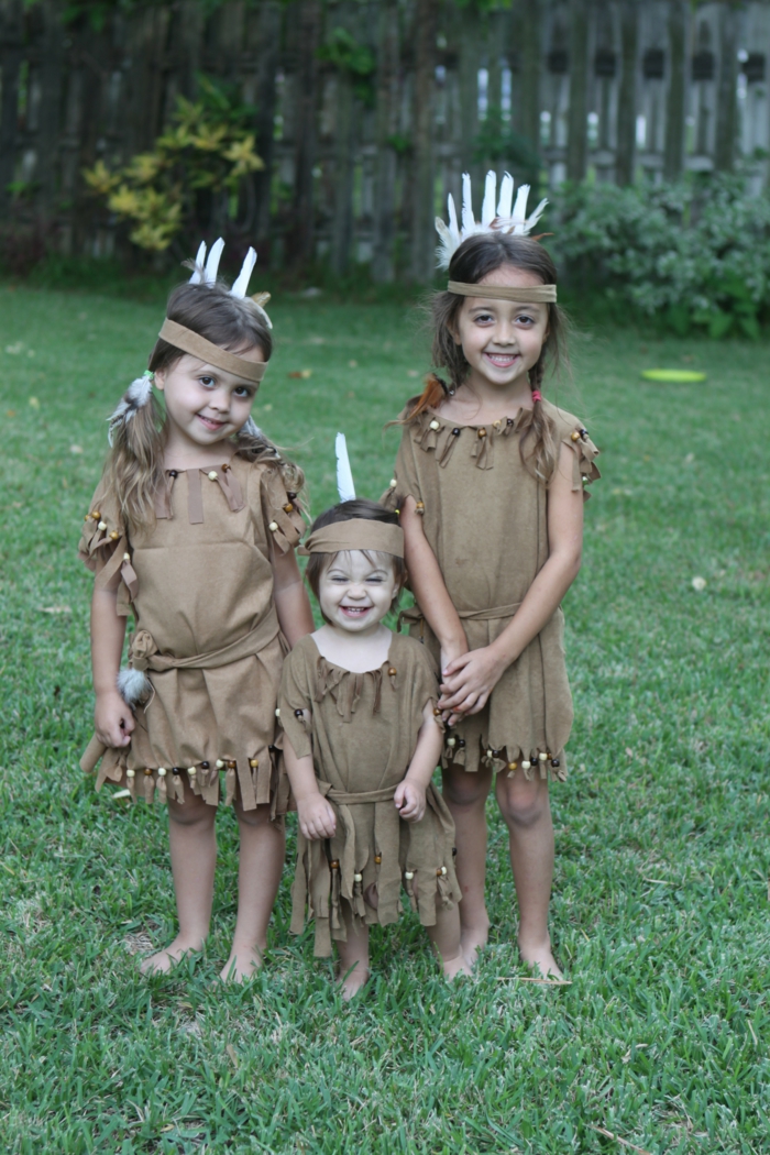 drei Schwesterchen mit braunen Kleidern stellen Indianer dar, beste Faschingskostüme