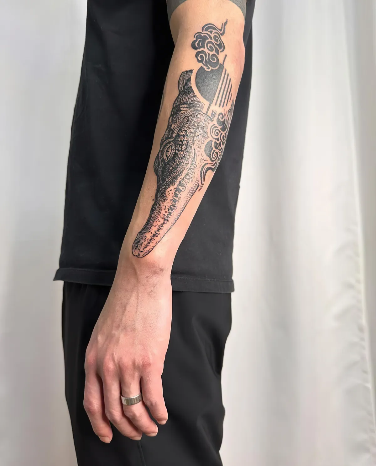 krokodil tattoo am unterarm mann