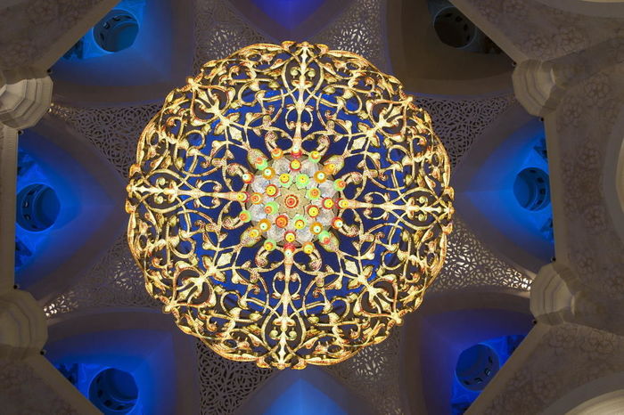der größte Kronleuchter der Welt in Scheich Zayed Grand Moschee in Abu Dhabi in den Vereinigten Arabischen Emiraten