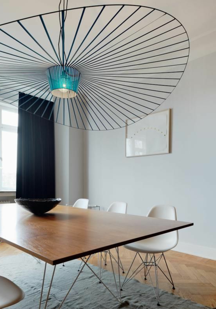 moderner Lüster aus Metall mit runder Form, Esszimmer minimalistisch einrichten - Esstisch mit minimalistischem Design, schwarze dekorative Schüssel, minimalistische Stühle in weißer Farbe