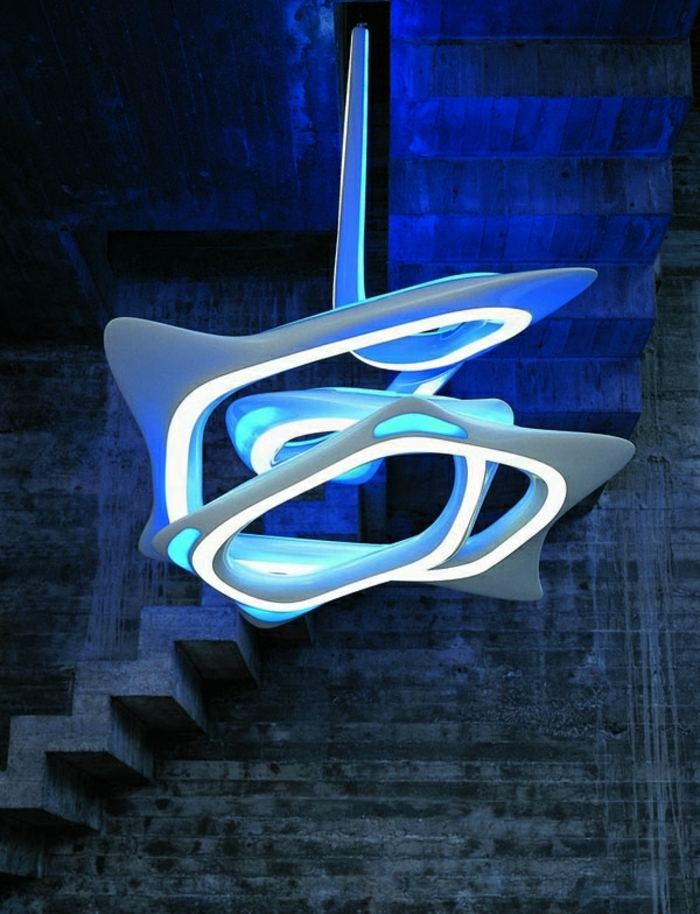 Kronleuchter modern - moderne LED-Lampe mit weißem Licht mit blauen Nuancen, Lampe mit untypischem Design in der Form einer Spirale