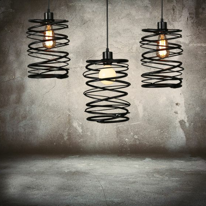 drei schwarze Lampen mit industrialem Design mit Schirm in der Form einer Spirale