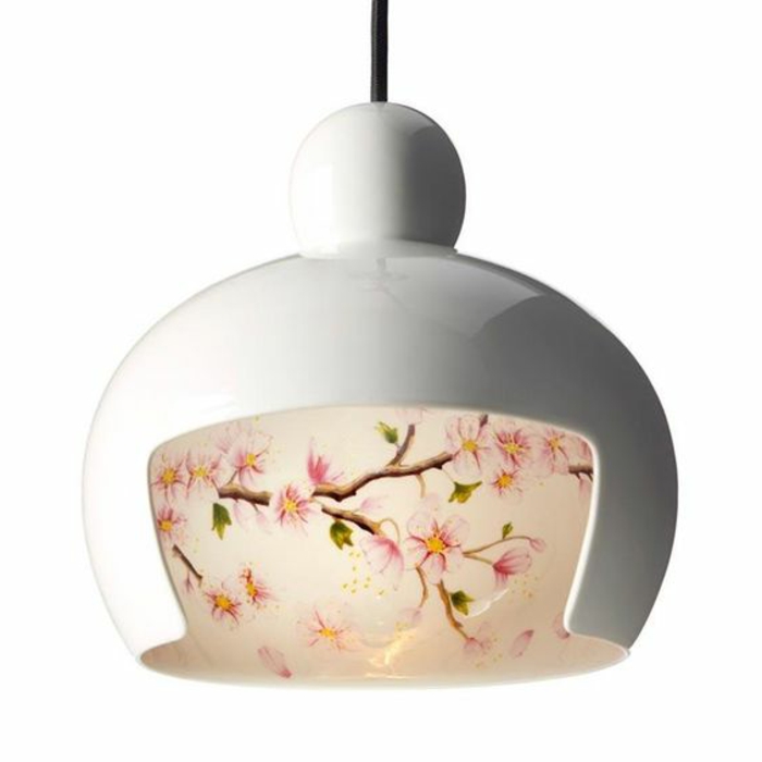Lampenschirm aus weißem Porzellan mit Naturmotiven - Baumzweige mit rosa Blühten