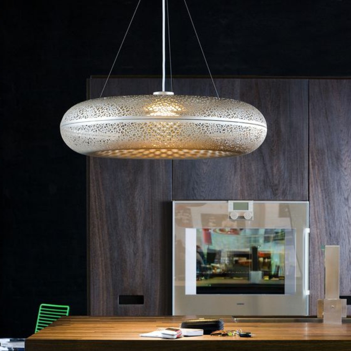 Designer-Lampe aus Edelstahl mit runder Form, großer Tisch mit einem Bild darauf