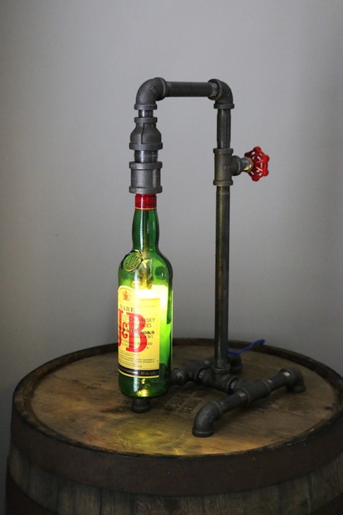 ein metallrohr und eine lampe mit einer grünen flasche 