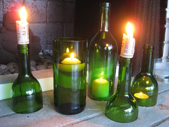 fünf diy lampen aus grünen glasflaschen und mit weißen kerzen - basteln mit glasflaschen