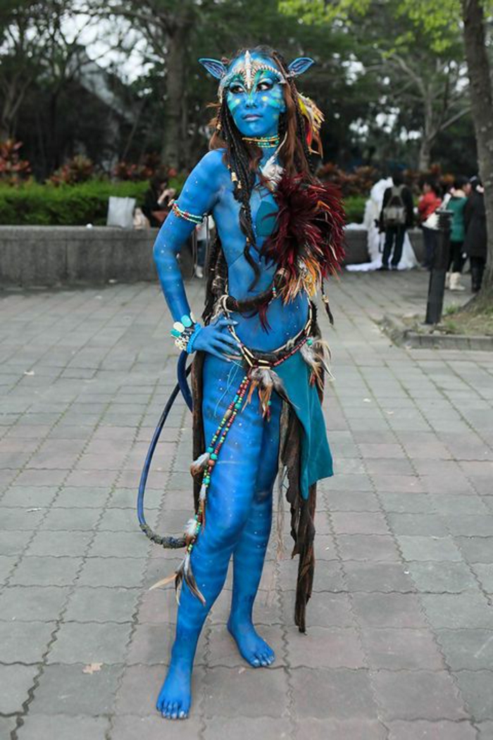 Avatar Frau mit Körper gemalt in blau, viele Ledergürtel mit Holzperlen, Armband mit Holzperlen, Elf-Ohren