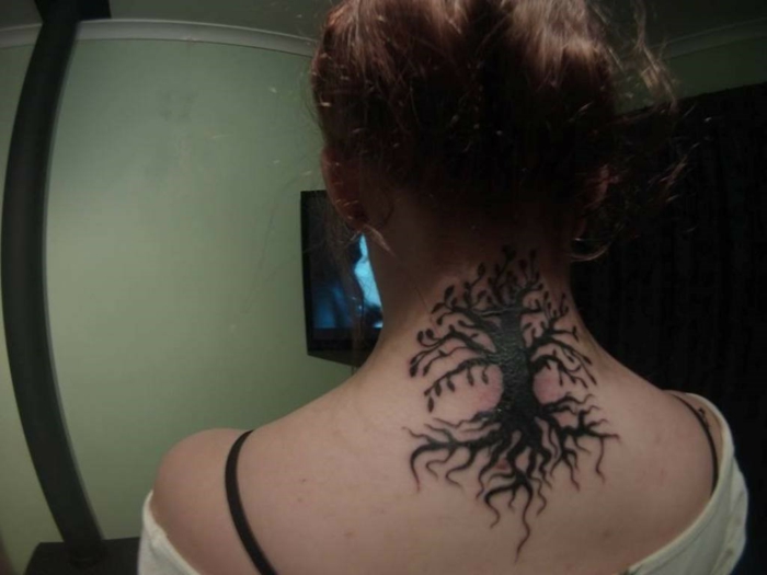 Lebensbaum Tattoo, Tattoo Nacken, Blackwork Technik von einer jungen Dame