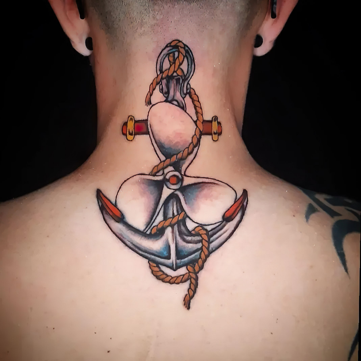 links53 und cultura tinta tattoo im nacken anker