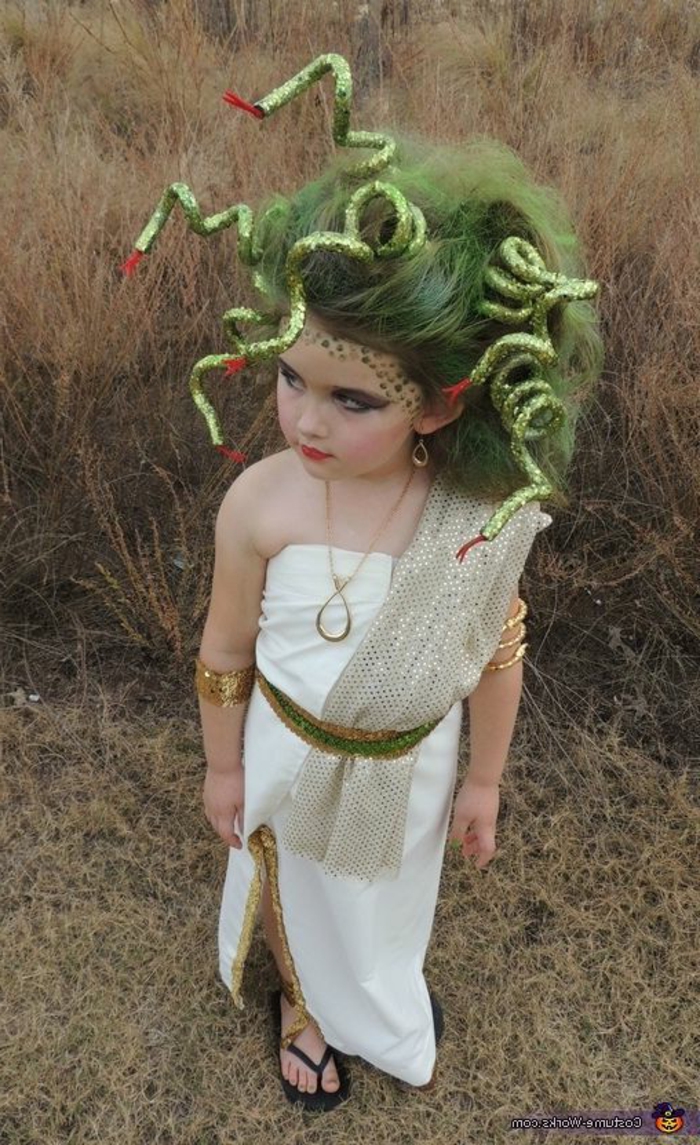 Medusa Fasnachtkostüm für kleines Mädchen - weißes Kleid mit Schlitz und grünem Gürtel, silberner Schal mit Punkten, Medusa-grüne Haare mit Schlangen