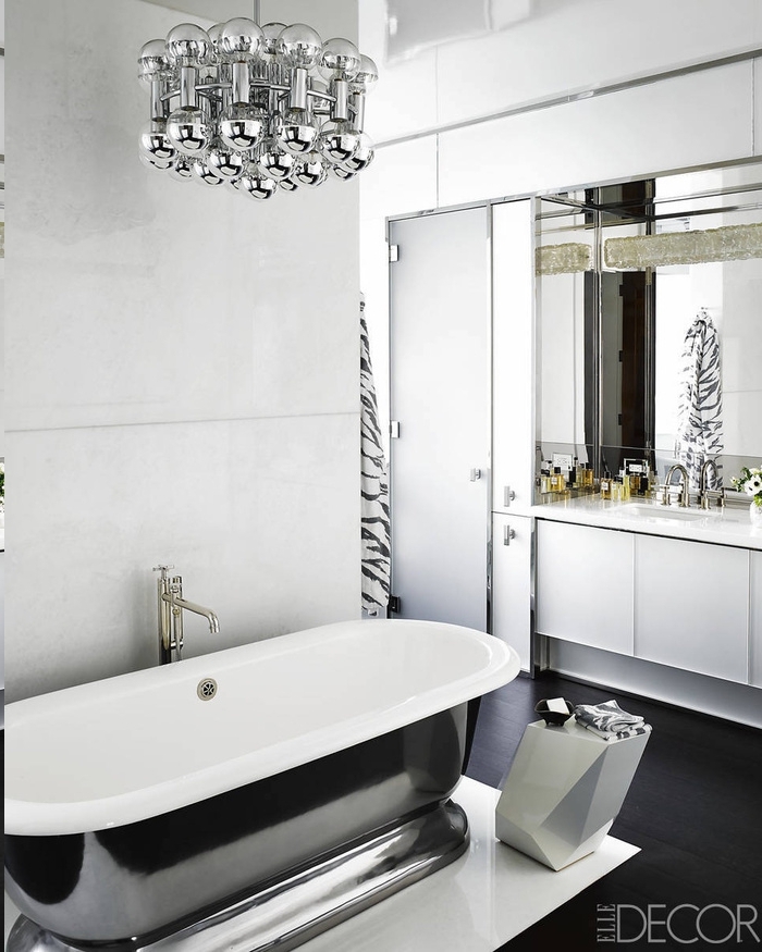 Deisgner-Kronleuchter aus Glas und Metall, Duschvorhang mit Zebra-Motiv, Badewanne mit Metalldeko, Designer-Beistelltisch mit unregelmßiger Form