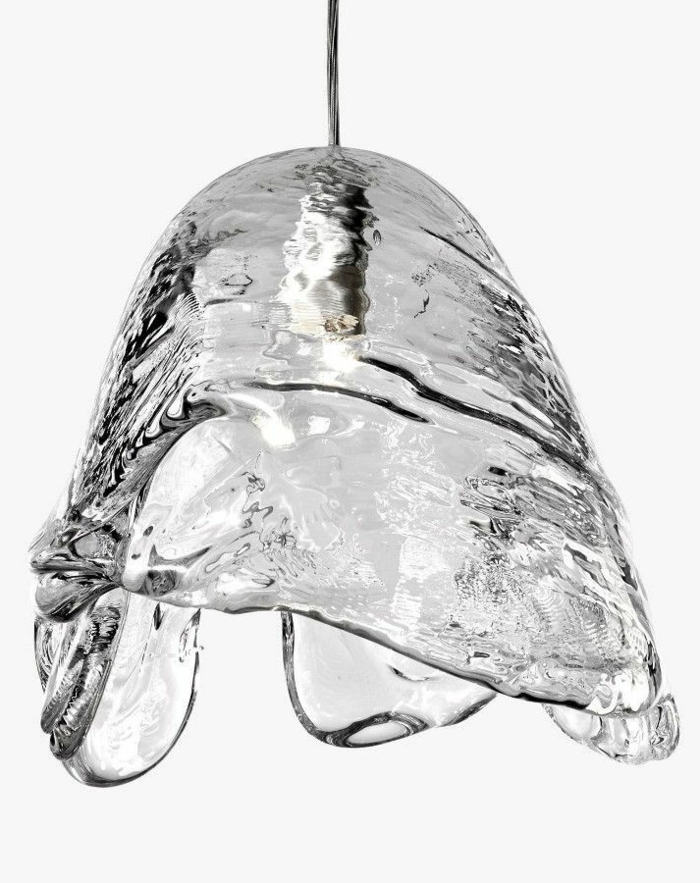 Glasleuchter mit Wasserfall-Design, <leuchter aus Glas mit Tropfendesign, Foto mit weißem Hintergrund