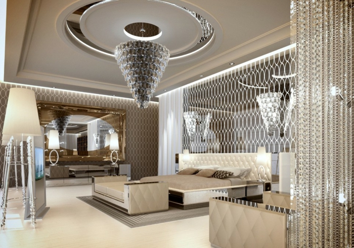 Designer-Leuchter aus Kristall, luxuriöses Schlafzimmer mit Designer-Raumteiler, Designer Stehlampe mit metallem Stand
