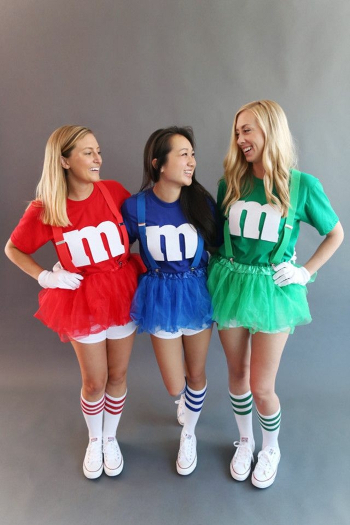 drei Mädchen mit rotem, blauem und grünem Kleid, das Bonbon Geschmack darstellt