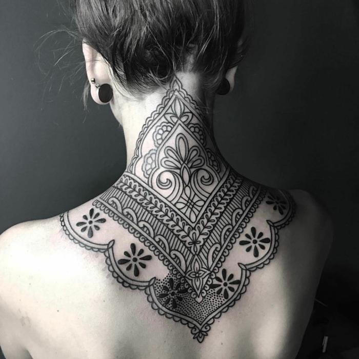 ein Tattoo, das zu der interessanten Tattoos für Frauen zählt, Mandala Tattoo mit vielen kleinen Blumen