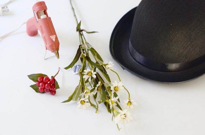 Mary Poppins Kostüm selber machen, schwarzen Hut mit Blumen bekleben