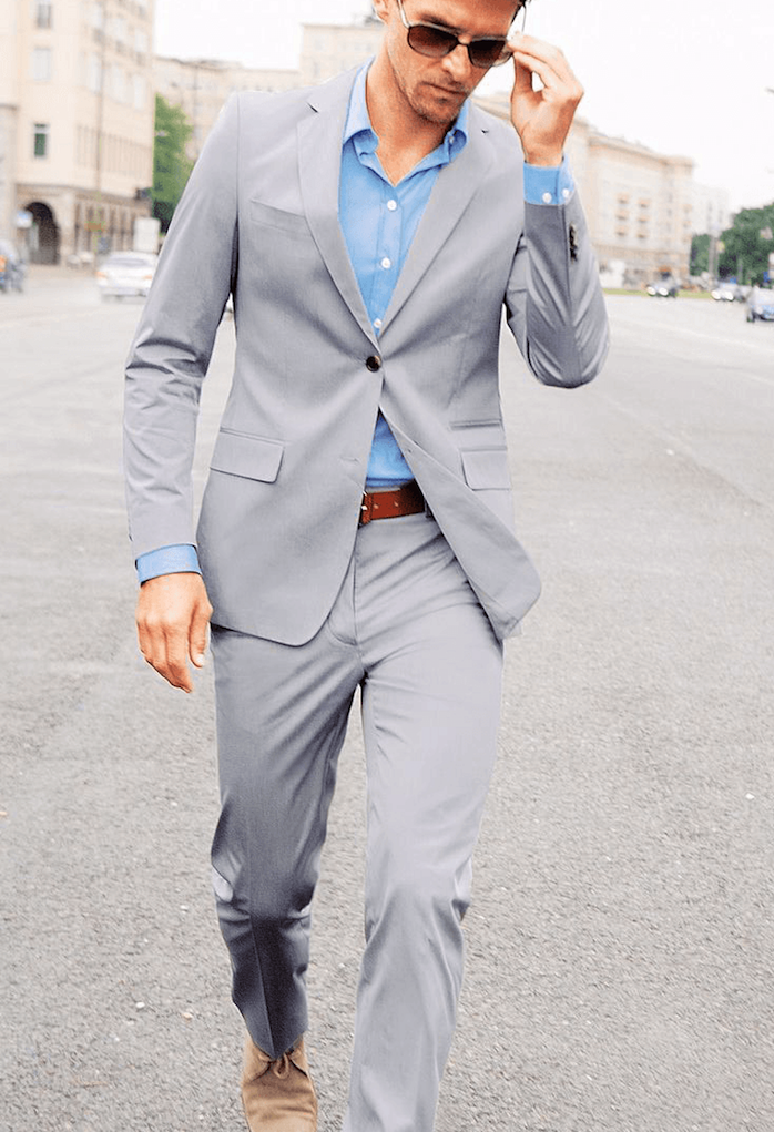 männer fashion ideen hellgrauer anzug mit blauem hemd gürtel in braun beige schuhe samt