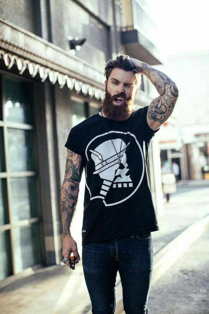 bart wachsen lassen schwarzer t-shirt mit print wilder look viele tattoos alfa mann enge jeans