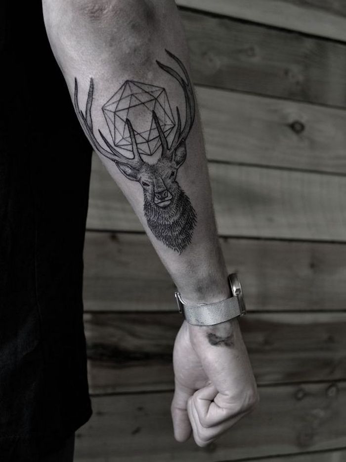 männer tattoos, hirschenkopf als tattoo-motiv, hirschen tattoo am unterarm