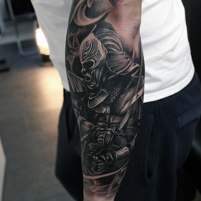 männer tattoos, mann mit großer tätowierung, samurai tattoo am arm