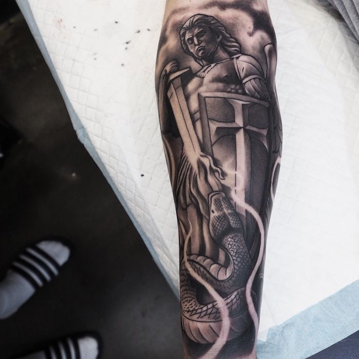 männer tattoos, mann mit schwert in kombination mit schlange, unterarm