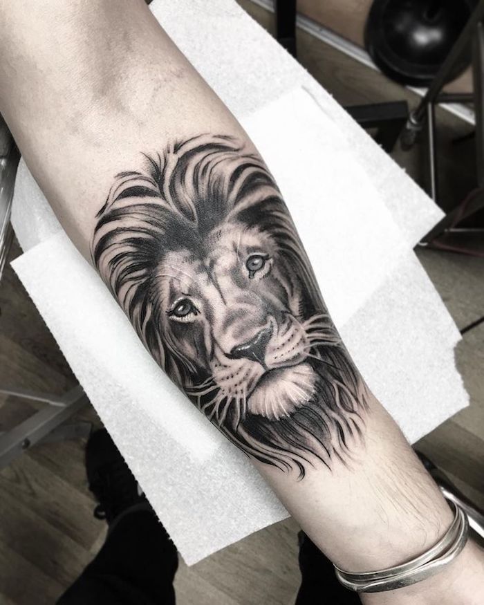 männer tattoos, realistische 3d-tätowierung mit löwen-motiv, löwenkopf