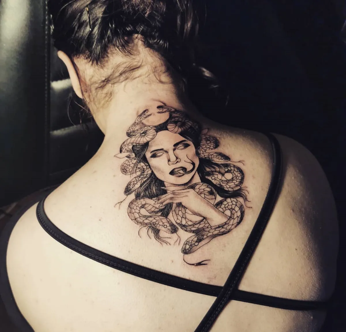 medusa tattoo am rücken weiblich mit vielen details