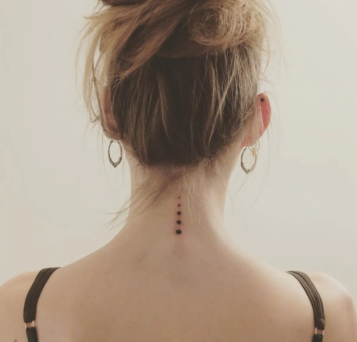 minimalistisches tattoo feminin fünf punkte am nacken