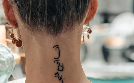 minimalistisches tattoo symbol am nacken frau