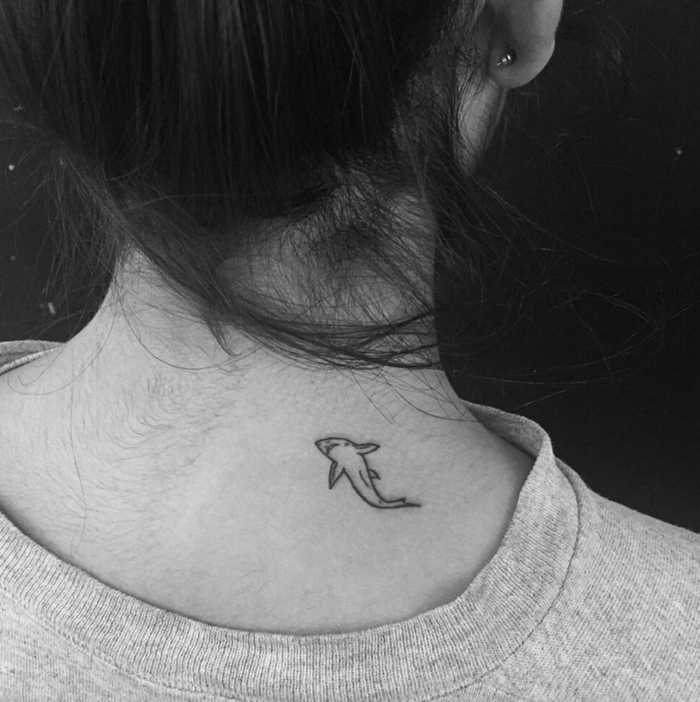 ein kleiner hai schwimmt durch den Nacken einer jungen Dame, Tattoo Nacken
