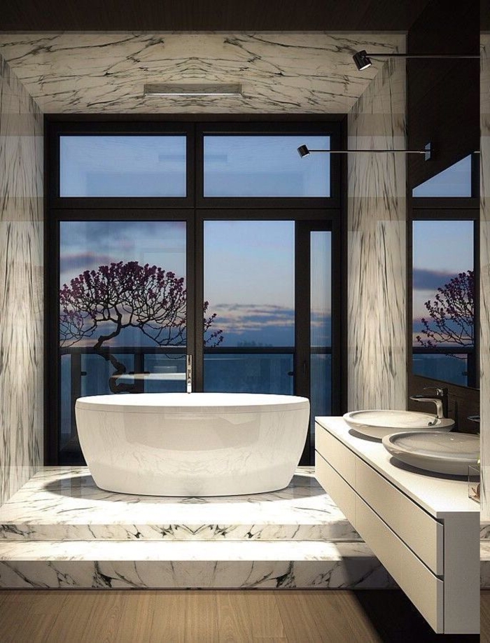 modernes Bad mit Marmorwänden und Marmorboden, Bad auf zwei Ebenen, Badewanne vor dem Fenster