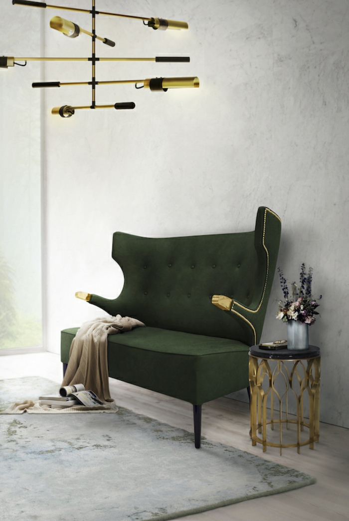 LED-Lampe mit fünf luchtenden Stangen, grüne Couch mit antikem Desig, grauer Musterteppich aus Plüsch