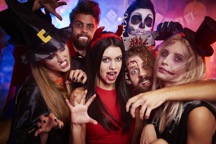 eine Party aus der Höhle mit Dämonen, Vampiren und Hexe - Karneval Motto