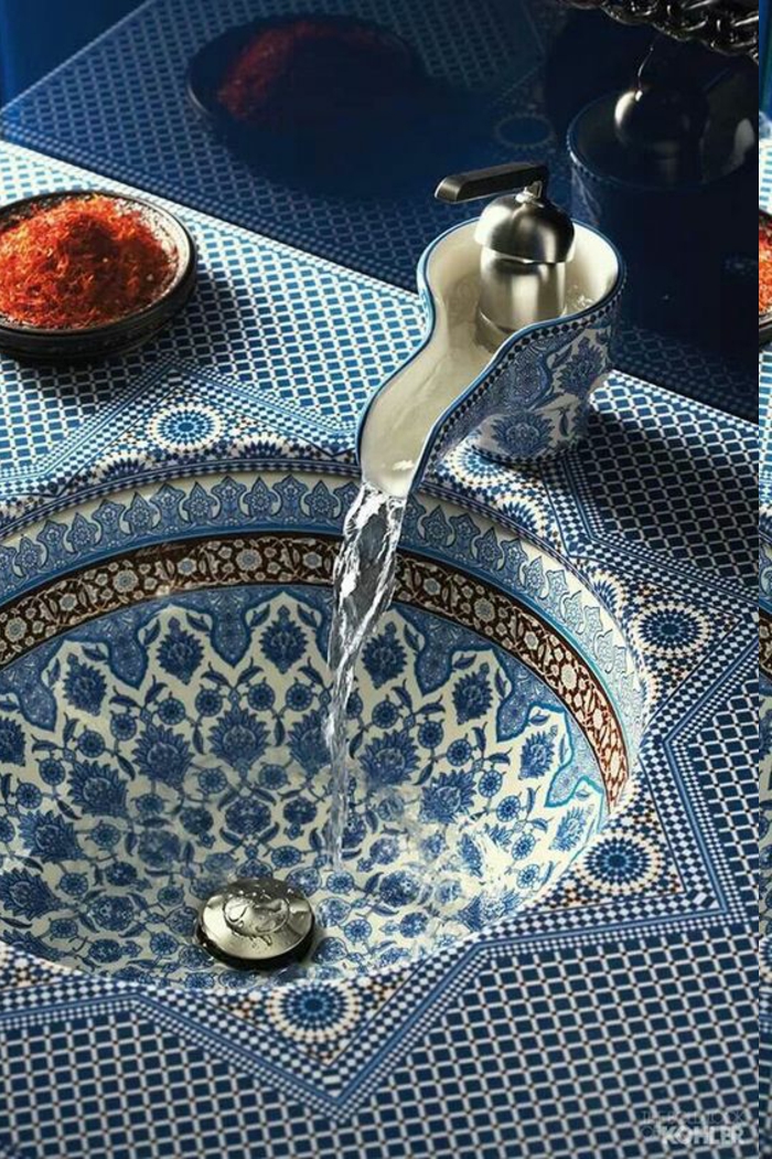 Designer Waschbecken mit Mosaikoptik in marokkanischem Stil, rundes Becken aus Keramik mit Keramik-Wasserhahn, schwarze Schüssel mit Safran, blaue Wand mit Spiegeleffekt