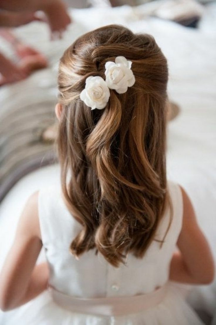 die Frisur von einer kleinen Prinzessin mit zwei Blumen im Haar - Mädchen Frisuren