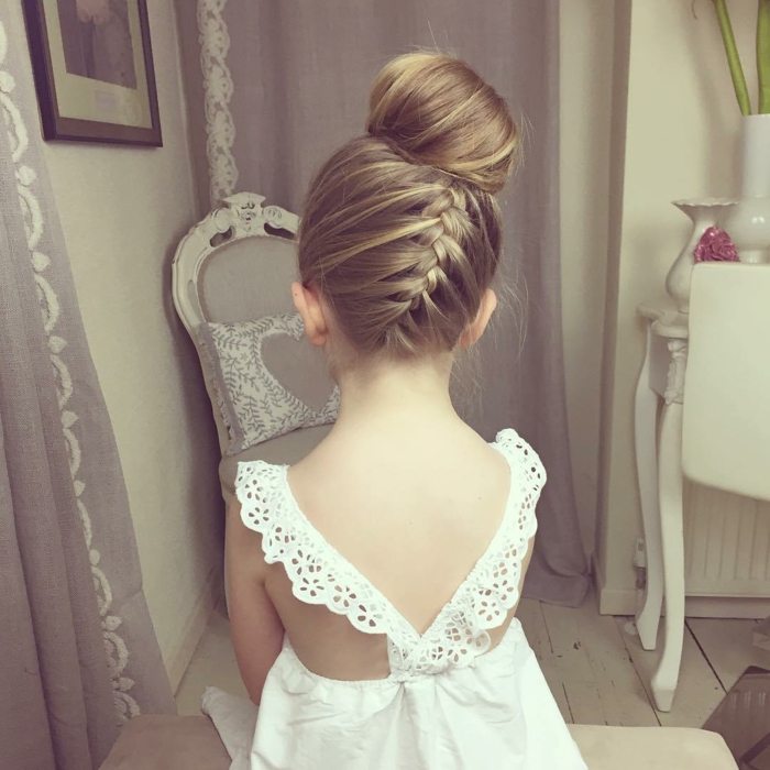 Frisur Mädchen - eine kleine Prinzess mit weißen Kleid, Mädchen mit komplizierter Flechtfrisur