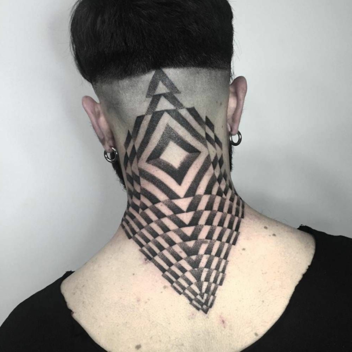 ein Mann mit Tattoo Nacken, ein Hipster Tattoo, geometrischen Formen, Blackwork Tattoo