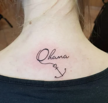 ohana tattoo am rücken anker mit kleinem herzen