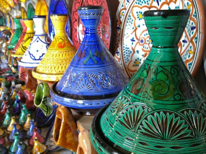 orientalische Deko aus gefärbtem Keramik, Keramikdeko in Smaragdgrün, Ultramarin und Gelb, marokkanische Markt für Souvenirs aus Keramik, Teller aus Keramik mit Mosaikmuster