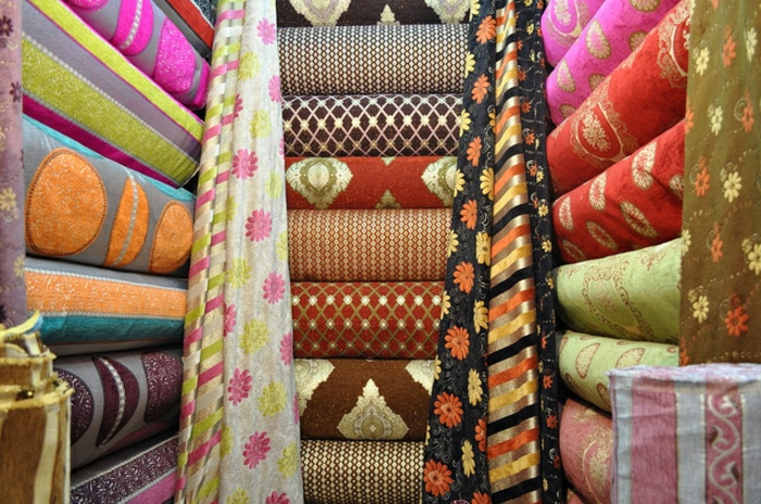 bunte orientalische Stoffe mit verschiedenen Prints, Stoffe für Gardinen und Möbel, marokkanische Stoffmarkt