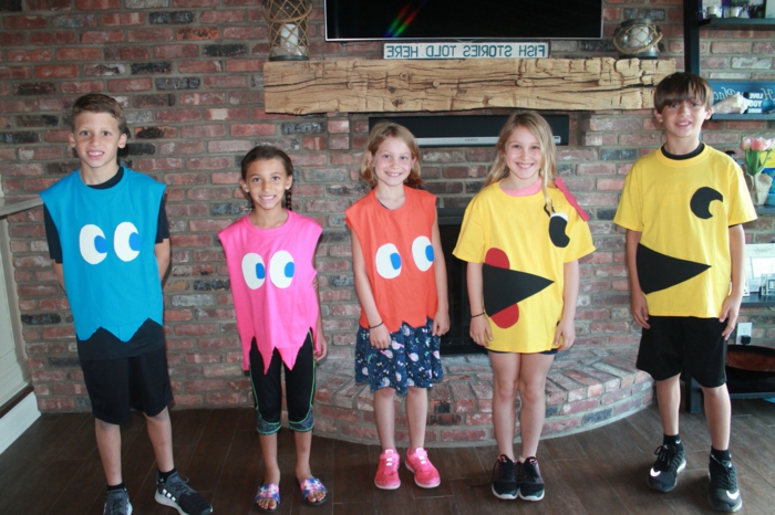 Fasching Party für Kinder - fünf niedliche Kinder mit Kostümen aus dem Spiel Packman